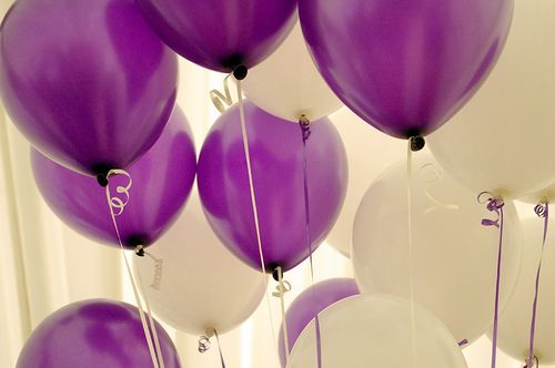 紫色白色气球