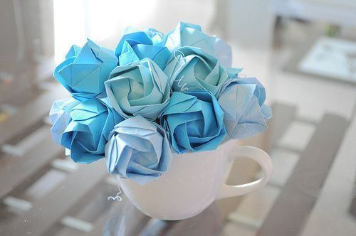 蓝色纸玫瑰