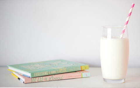 牛奶、书本